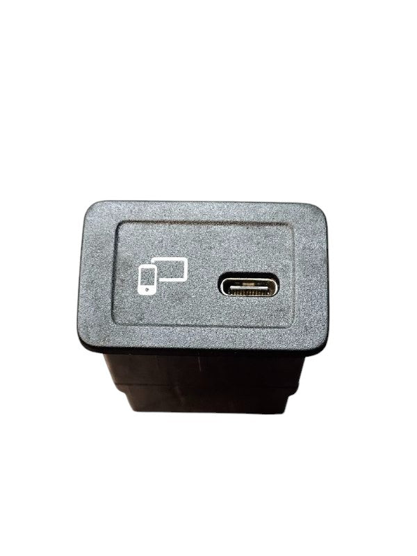 Connettore/Presa USB Mercedes Classe B W247 Cod:A2478203802 (2019 - >) - F&P CRASH SRLS - Ricambi Usati