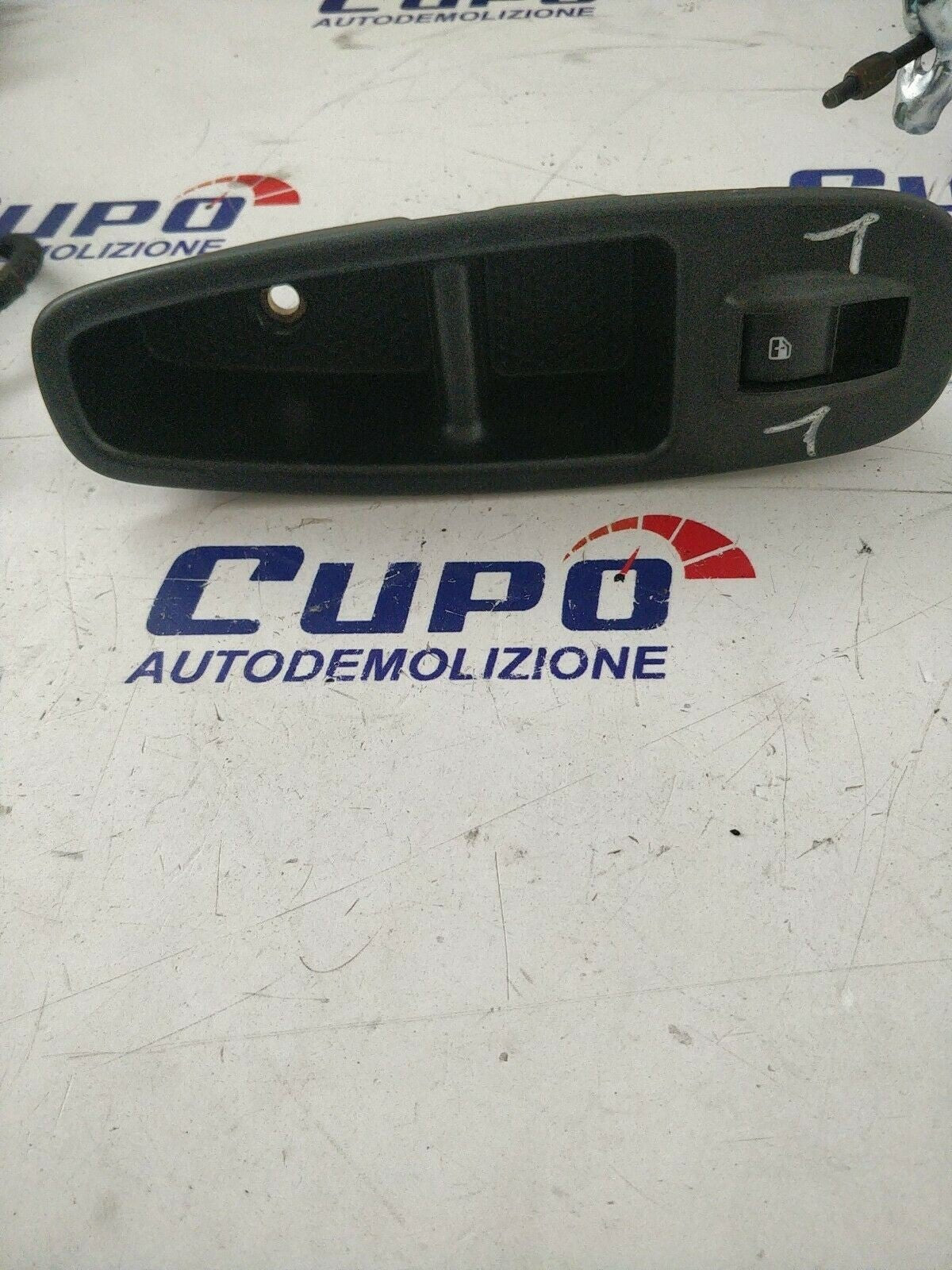 Interruttore Pulsante Alzavetro Anteriore Dx Fiat 500L 735600120 - 7355897380 - F&amp;P CRASH SRLS - Ricambi Usati