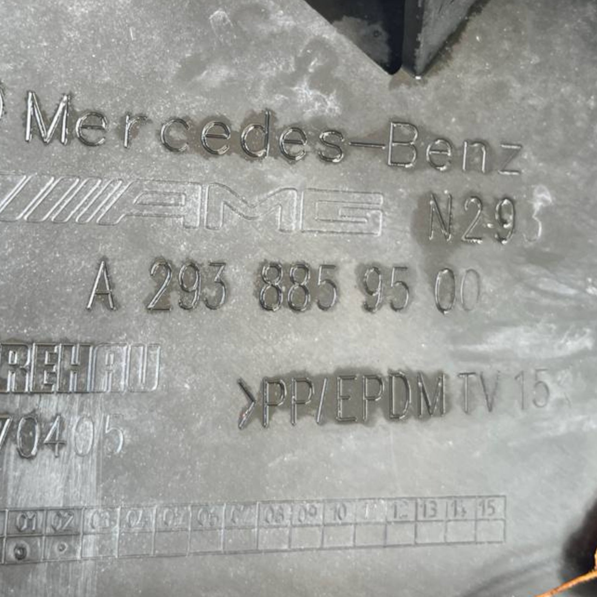 Rumper dianteiro preto com sensores de estacionamento da Mercedes EQC (2019->) COD.A2938859500