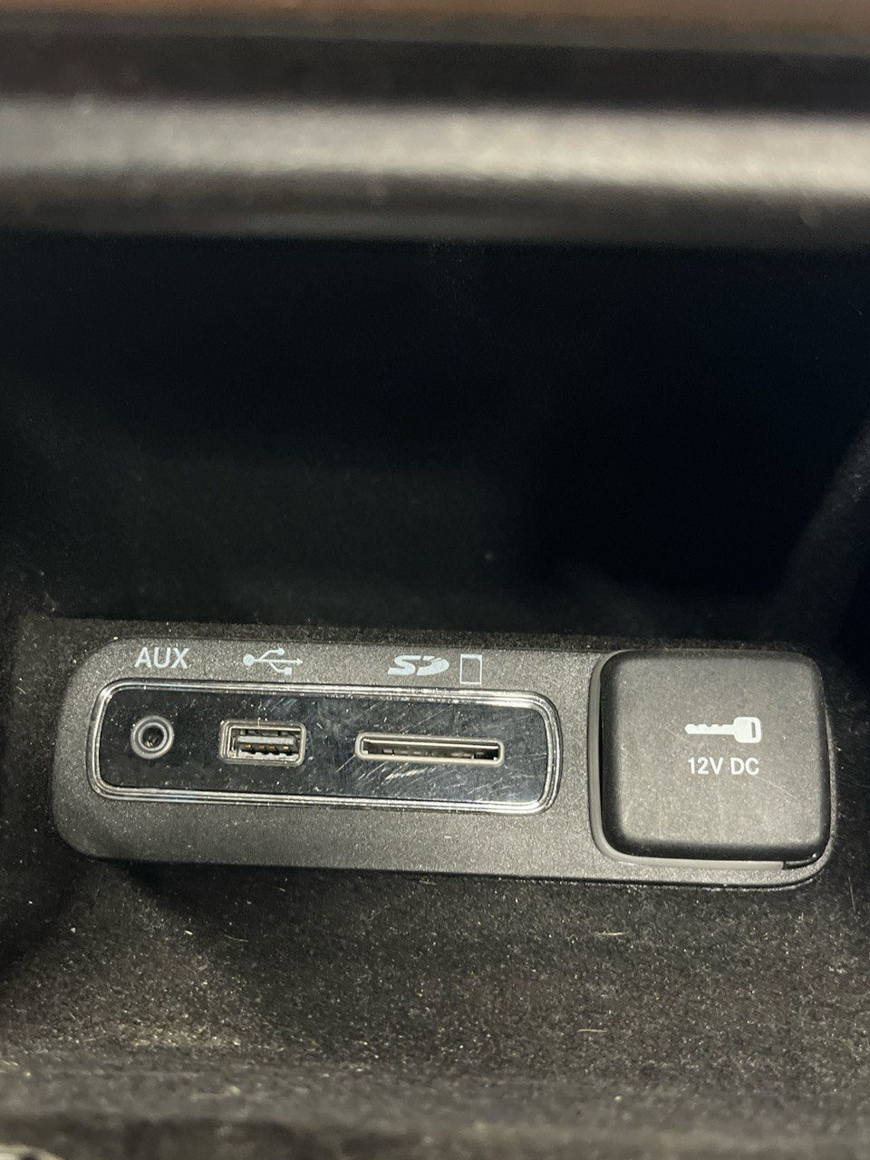 Portaoggetti + Connettore Presa 12V / Presa USB / Presa Aux / Scheda SD Jeep Grand Cherokee WK2 (2010 al 2021) cod: X90026801MR - F&P CRASH SRLS - Ricambi Usati